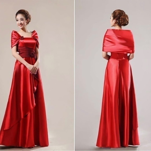Comvision Dresses & Skirts - Comvision Beautiful size 14 satin halter dress